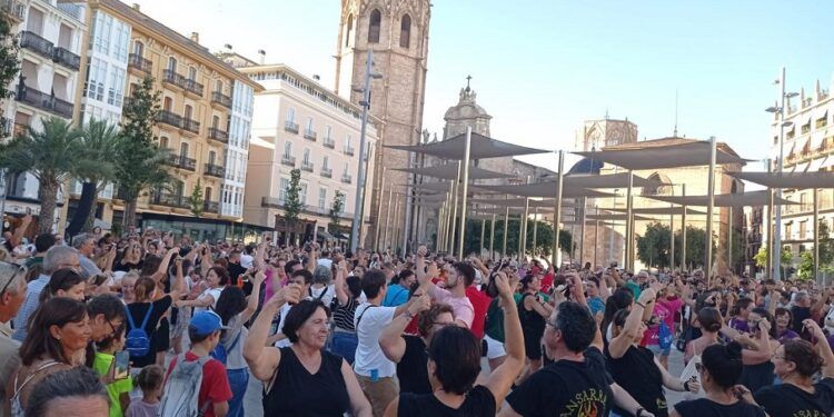 El Día de la Dansa Tradicional Valenciana llenará de folklore la plaza de la Reina de Valencia