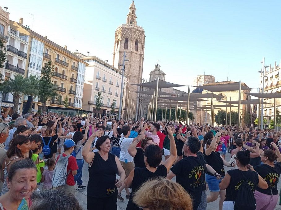 El Día de la Dansa Tradicional Valenciana llenará de folklore la plaza de la Reina de Valencia