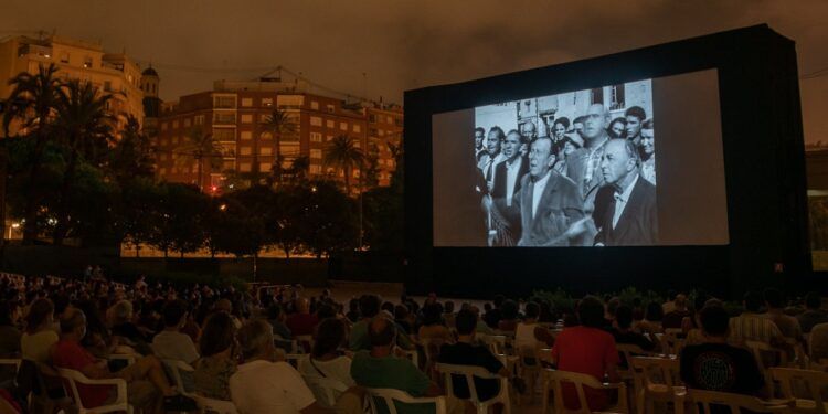 Cine al aire libre en los Jardines del Palau de la Música de Valencia con la Filmoteca d’Estiu 2024