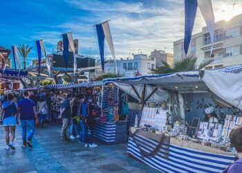 El Perelló se llena este verano de mercados temáticos con ambientación y diferentes actividades