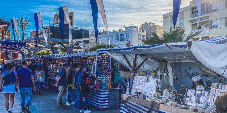 El Perelló se llena este verano de mercados temáticos con ambientación y diferentes actividades