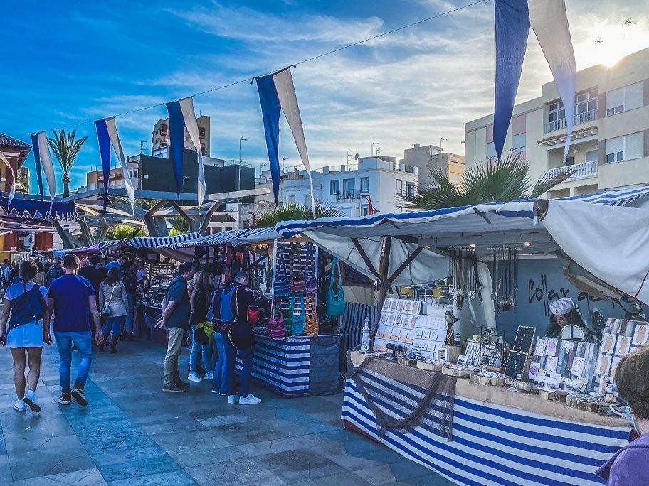 El Perelló se llena este verano de mercados temáticos con ambientación y diferentes actividades