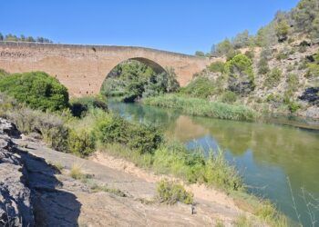 El Puente de Vadocañas, un rincón histórico del s. XVI en Valencia junto a una zona de baño