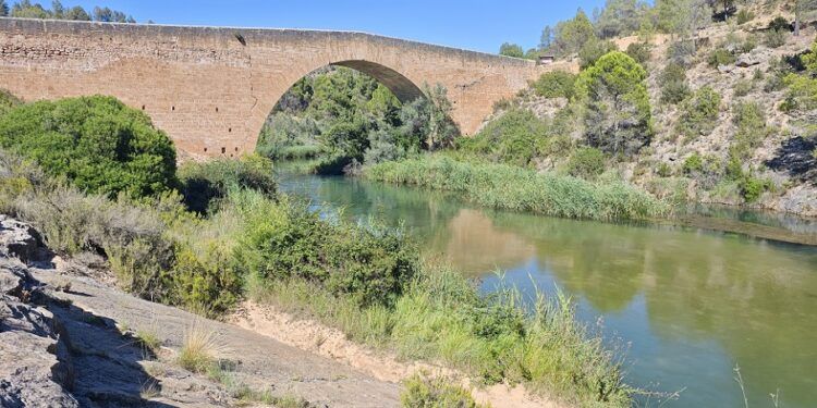 El Puente de Vadocañas, un rincón histórico del s. XVI en Valencia junto a una zona de baño