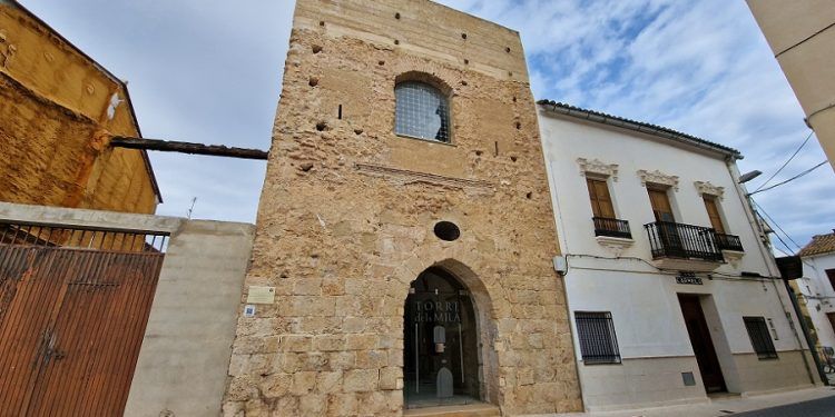 La Torre dels Milà de Massalavés, un singular edificio medieval que fue castillo, prisión y ayuntamiento