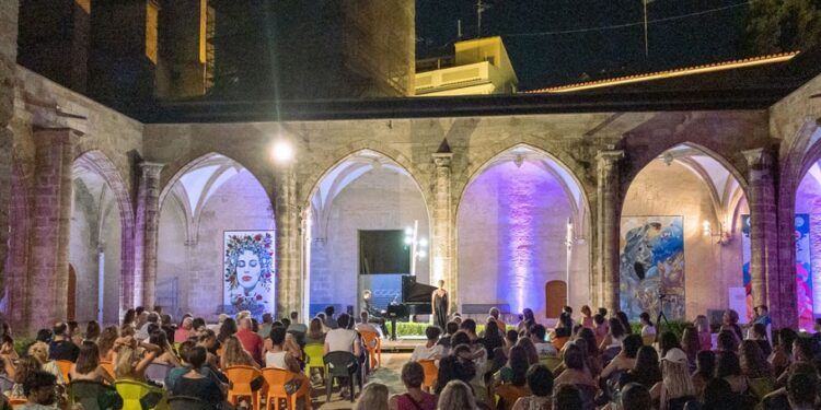 Un claustro gótico del centro de Valencia acoge un festival con siete veladas pianísticas gratuitas