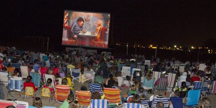 El cine de verano gratuito vuelve a 19 playas de la provincia de Valencia este verano
