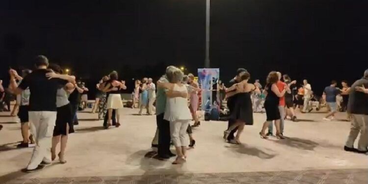 Los sábados de agosto por la noche, milongas de tango gratuitas en la playa de la Malvarrosa