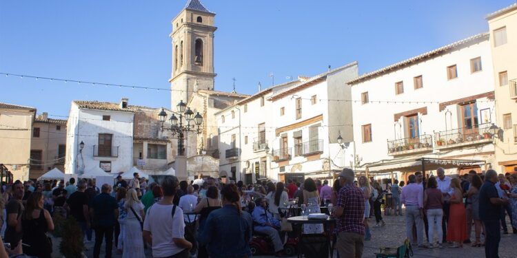 La preciosa plaza de la Villa de Requena acoge este sábado la I Feria de Microbodegas