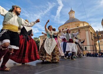Disfruta de actuaciones gratuitas de bailes regionales en la ciudad de Valencia con Balls al Carrer