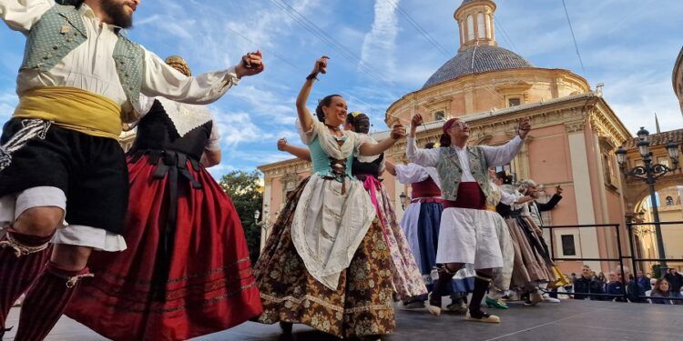 Disfruta de actuaciones gratuitas de bailes regionales en la ciudad de Valencia con Balls al Carrer