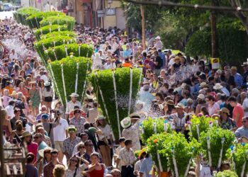 Bétera invita a disfrutar de sus fiestas llenas de alfàbegues, toneladas de confeti y pólvora