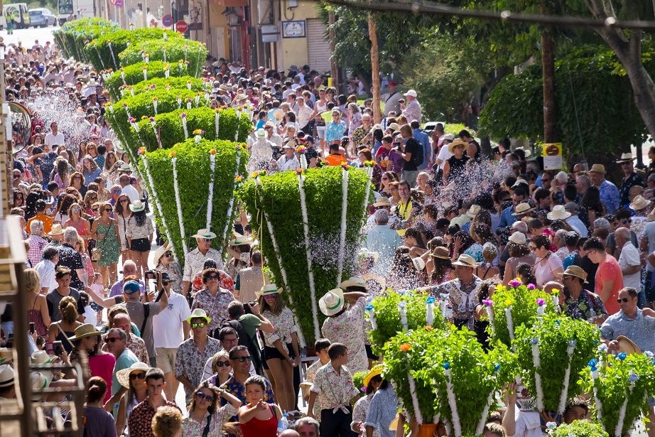 Bétera invita a disfrutar de sus fiestas llenas de alfàbegues, toneladas de confeti y pólvora