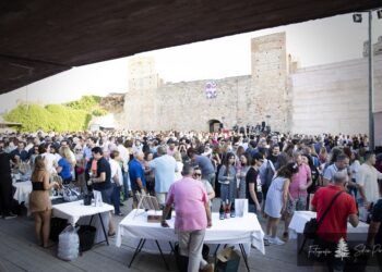 Tardeo con vino, gastronomía y música en vivo en el Patio de Armas del Castillo de Requena