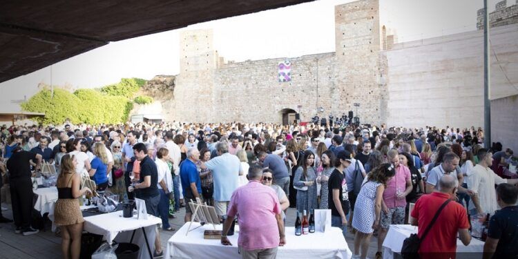 Tardeo con vino, gastronomía y música en vivo en el Patio de Armas del Castillo de Requena