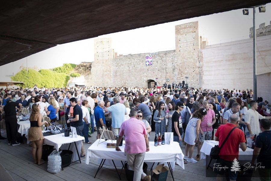Tardeo con vino, gastronomía y música en vivo en el Patio de Armas del Castillo de Requena