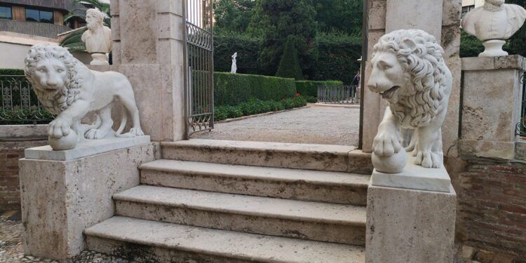 ¿Sabías que los leones que fueron rechazados en Madrid están en un jardín de Valencia?