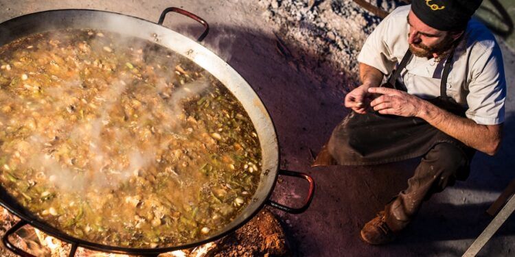 ¿Sabías que existen varias recetas de paella valenciana dependiendo de la estación o comarca?