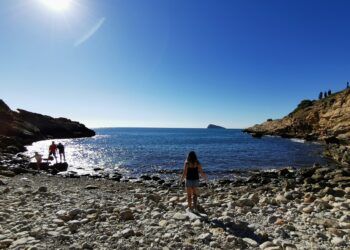 Una sencilla ruta a pie conduce a dos calas de Benidorm que se cierran al paso de vehículos