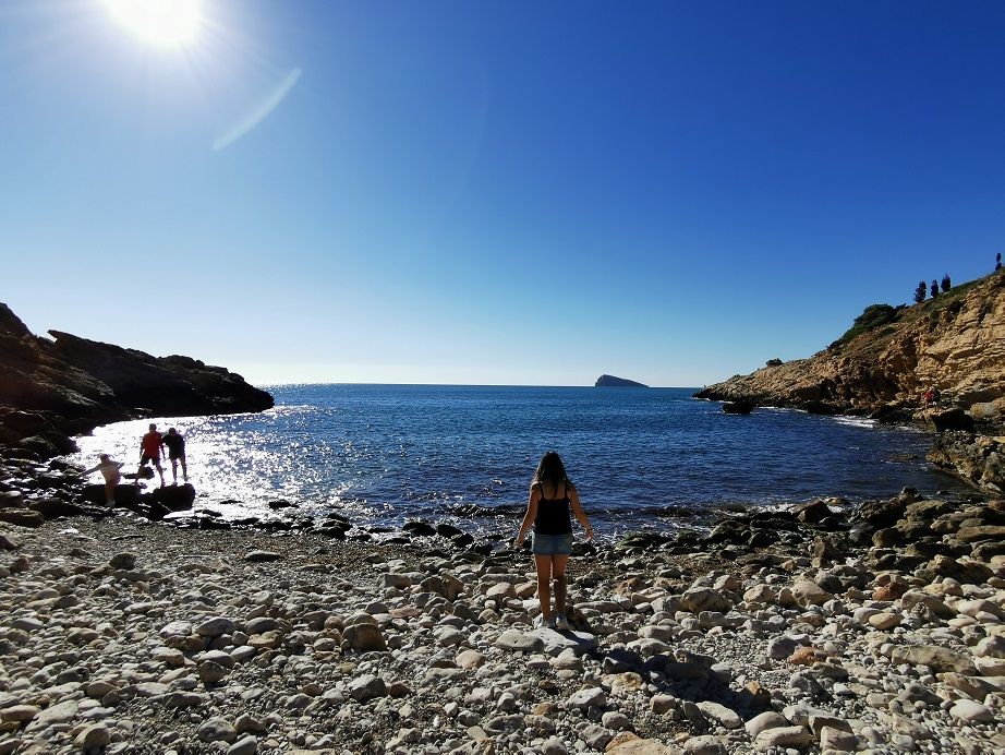 Una sencilla ruta a pie conduce a dos calas de Benidorm que se cierran al paso de vehículos