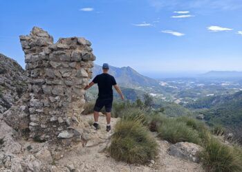 Garx, los restos de un castillo roquero y poblado fortificado andalusí que dominaban un valle