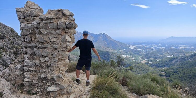 Garx, los restos de un castillo roquero y poblado fortificado andalusí que dominaban un valle