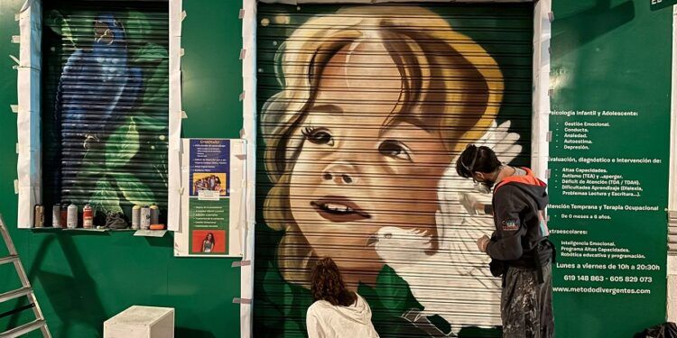 Ruzafa se llena de arte: diez artistas urbanos pintan sus obras para ayudar al comercio del barrio
