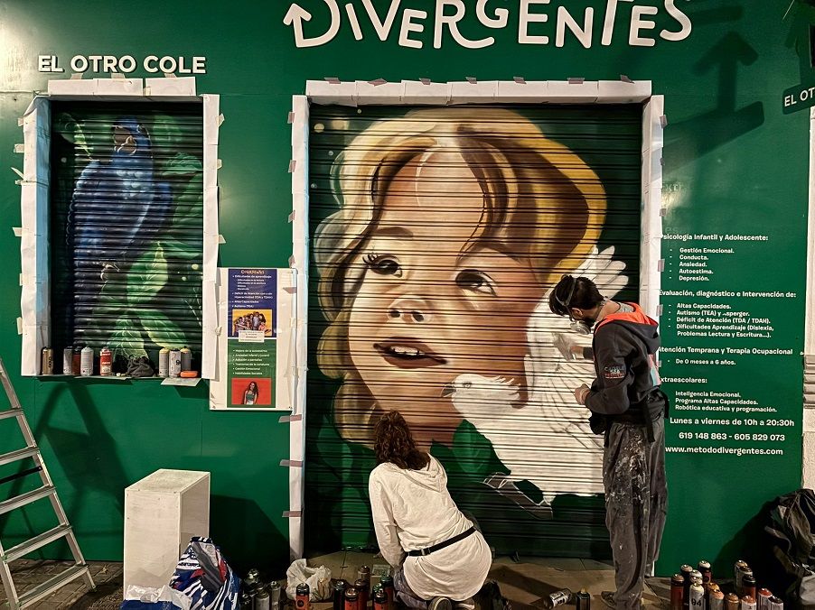 Ruzafa se llena de arte: diez artistas urbanos pintan sus obras para ayudar al comercio del barrio
