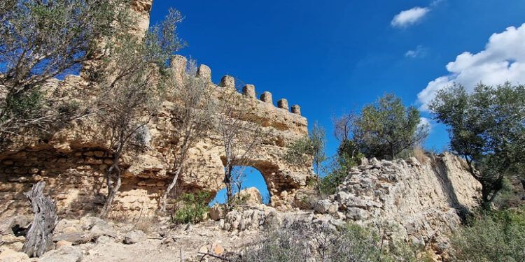 El Castell de Villalonga, las olvidadas ruinas de un importante castillo valenciano de época islámica