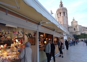 La Feria de Artesanía de Navidad de Valencia regresa a la plaza de la Reina