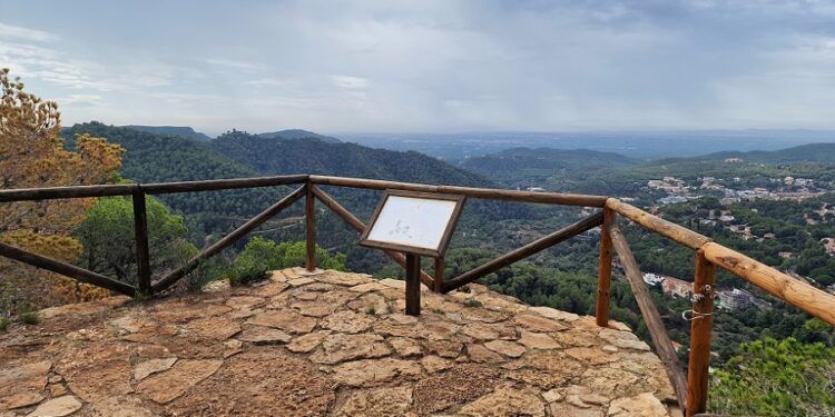 El Mirador del Vizcaíno, un balcón con espectaculares vistas a la Calderona y al pueblo de Serra
