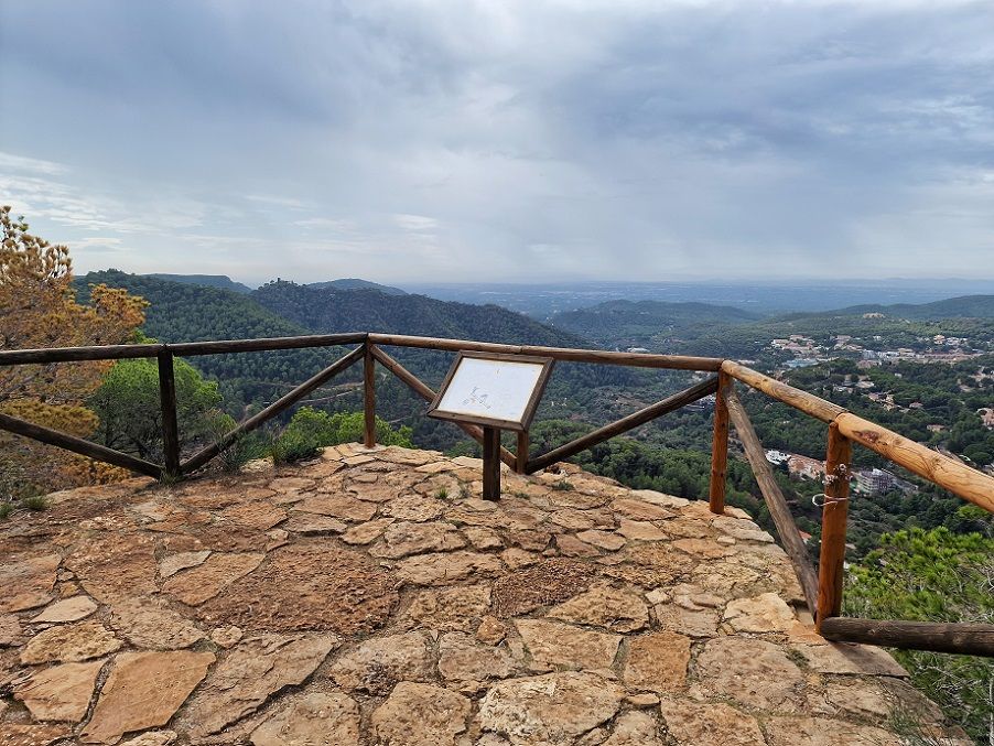 El Mirador del Vizcaíno, un balcón con espectaculares vistas a la Calderona y al pueblo de Serra