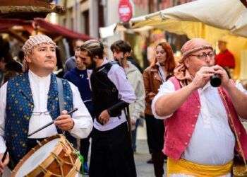 Manises viaja a la Edad Media de nuevo con su mercado medieval por el casco antiguo