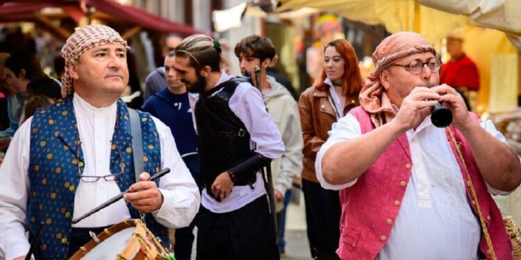 Manises viaja a la Edad Media de nuevo con su mercado medieval por el casco antiguo