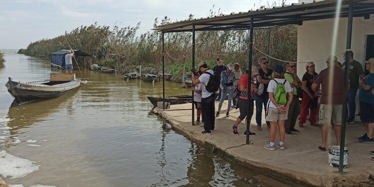 Nuevas rutas guiadas gratuitas para descubrir pueblos de l´Horta Sud a pie o la Albufera en barca