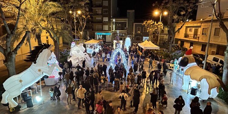 La Pobla de Farnals da la bienvenida a la Navidad con su tradicional Cabalgata Iluminada