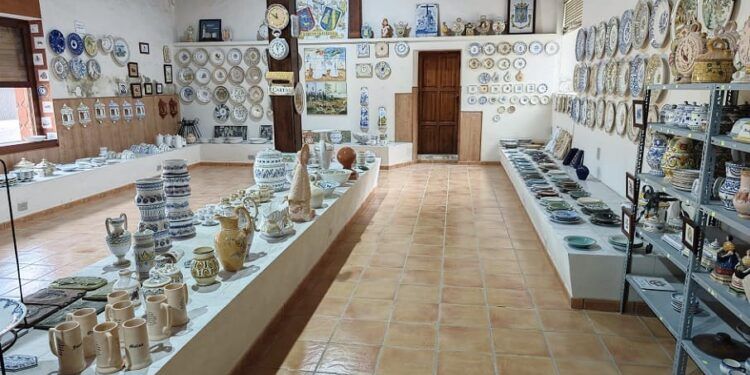 Cerámica Maestre, el único taller de la provincia de Alicante que se dedica a la cerámica vidriada