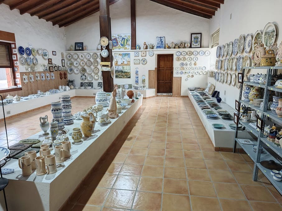 Cerámica Maestre, el único taller de la provincia de Alicante que se dedica a la cerámica vidriada