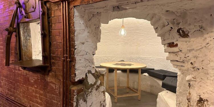 Así es el original gastrobar de Valencia donde comer en el interior de un antiguo horno tradicional
