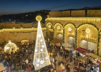Peñíscola arranca su Navidad con un gran alumbrado, un mercado y un homenaje a Valencia