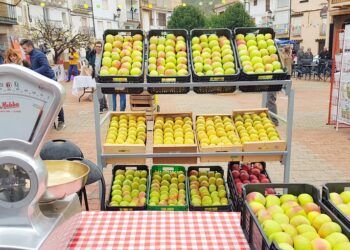 La feria de la manzana esperiega llega a Torrebaja apoyando a los afectados por la dana