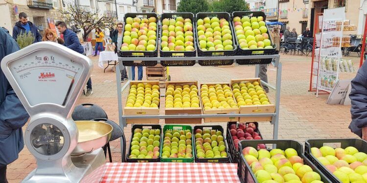 La feria de la manzana esperiega llega a Torrebaja apoyando a los afectados por la dana