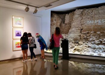 Una sala expositiva de un colegio mayor de Valencia esconde restos de muralla árabe de la ciudad