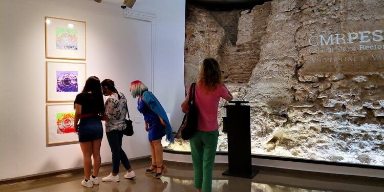 Una sala expositiva de un colegio mayor de Valencia esconde restos de muralla árabe de la ciudad