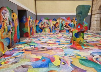 Abre en Valencia una gran obra inmersiva de 200 m² en la que podrás caminar sobre ella