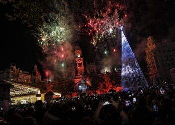 Gran Nochevieja en la plaza del Ayuntamiento de Valencia con música, pólvora, luz y sonido