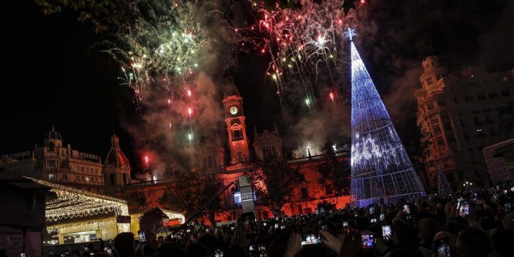 Gran Nochevieja en la plaza del Ayuntamiento de Valencia con música, pólvora, luz y sonido