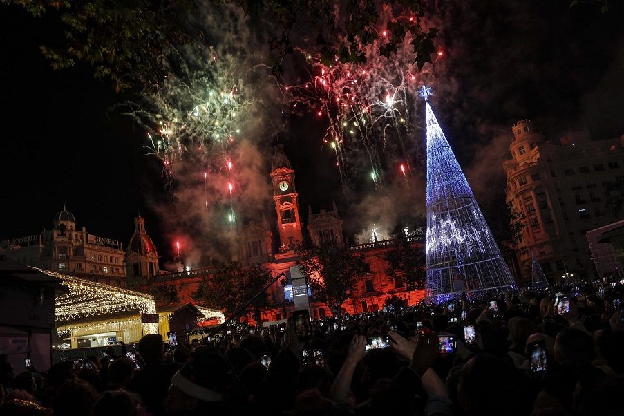 Gran Nochevieja en la plaza del Ayuntamiento de Valencia con música, pólvora, luz y sonido