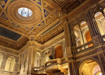 Así es la preciosa capilla neobizantina que se esconde dentro de un centro cultural de Valencia