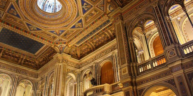 Así es la preciosa capilla neobizantina que se esconde dentro de un centro cultural de Valencia